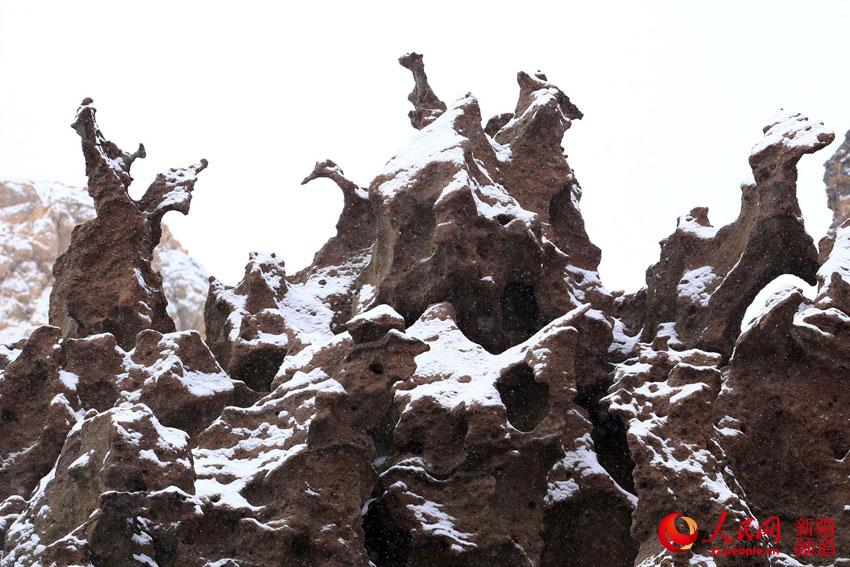 雪中怪石林